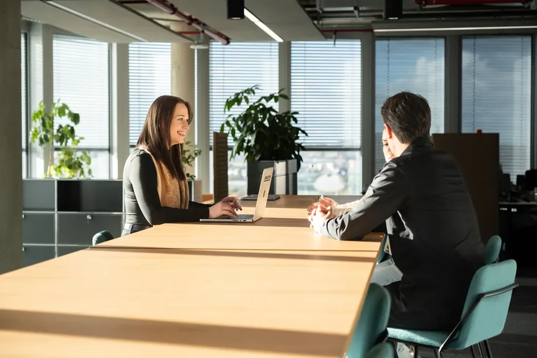 Beratungsgespräch im Candidate Flow® Büro in Düsseldorf: Position, Region und Bedarf werden vor dem Start geprüft