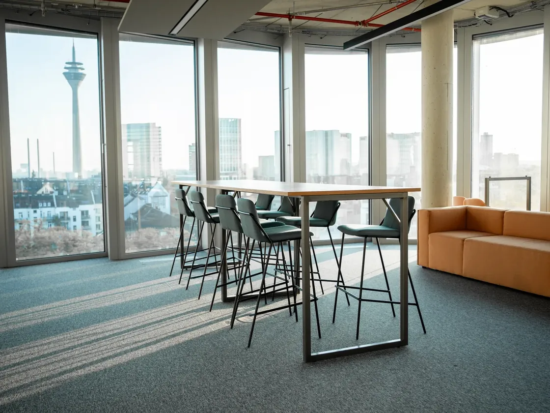 Besprechungsbereich in der 7. Etage des Candidate Flow® Büros mit Blick auf den Düsseldorfer Rheinturm