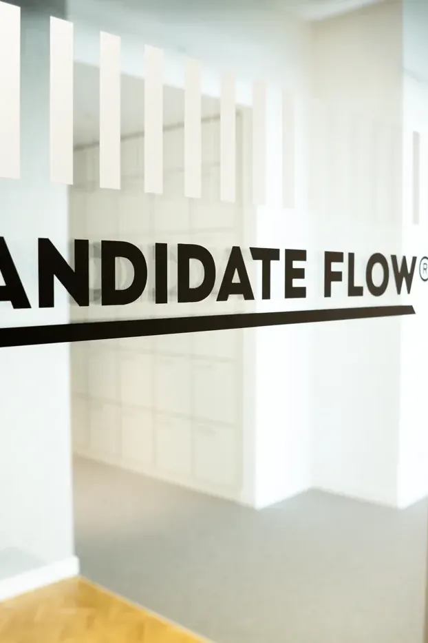 Candidate Flow® Wortmarke auf der Glastür zum Büro