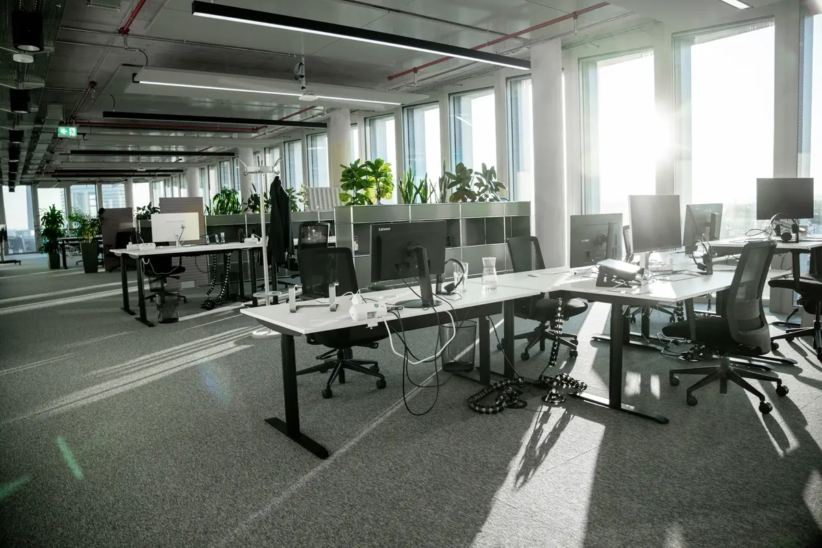 Recruiting-Floor der Candidate Flow® GmbH in der 7. Etage mit Arbeitsplätzen und Fensterfront