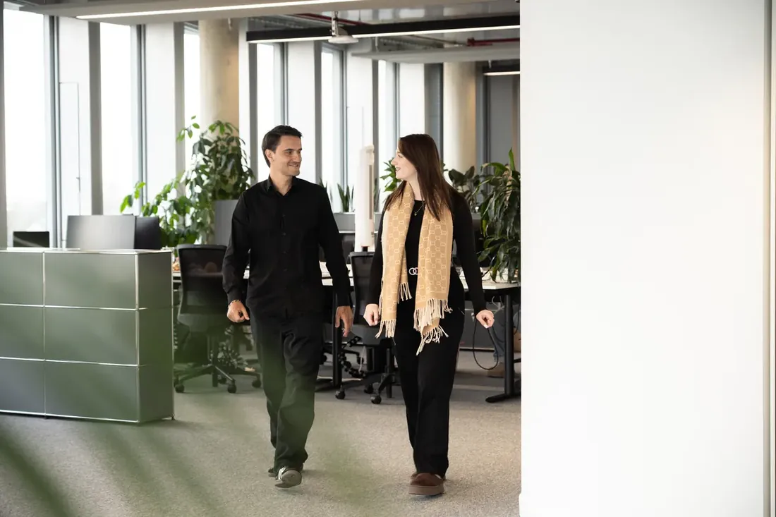 Zwei Mitarbeiter der Candidate Flow® GmbH im Büro in Düsseldorf