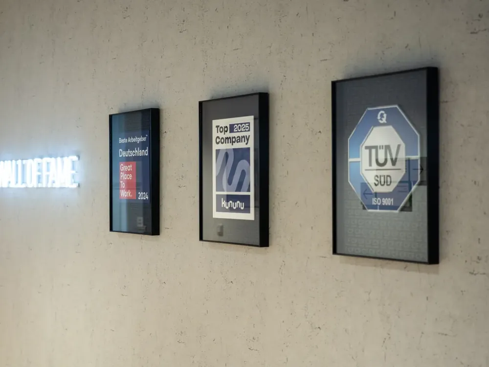 Wall of Fame im Candidate Flow® Büro mit TÜV-SÜD-Zertifikat und Arbeitgeber-Auszeichnungen