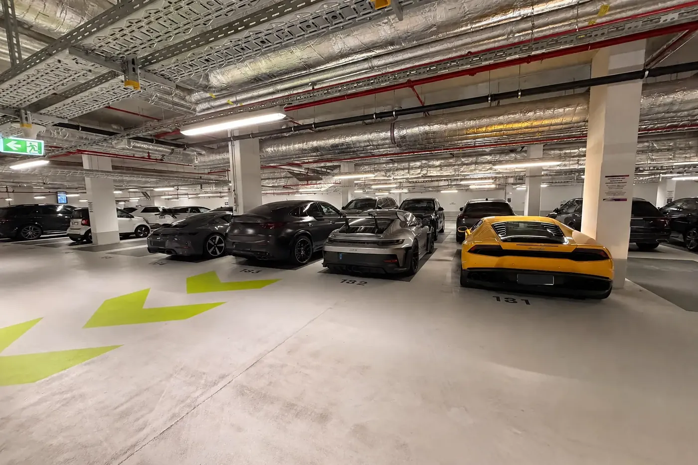 Tiefgarage mit Sportwagen – Kennzeichen unkenntlich gemacht
