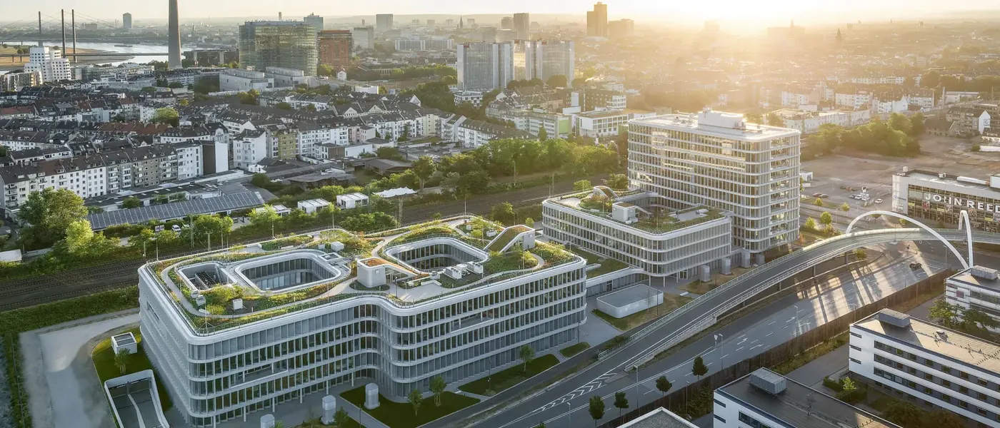 Blick über den Düsseldorfer Medienhafen mit dem Hauptsitz der Candidate Flow® Gruppe