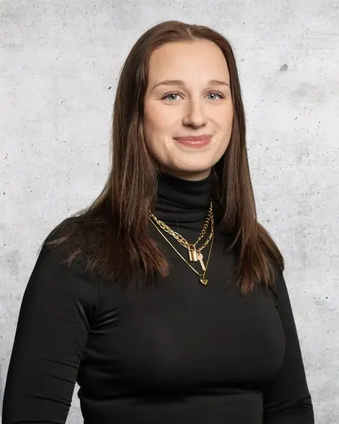 Justine, Rekrutierungsexpertin