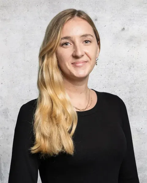 Kira, Marketing-Spezialistin