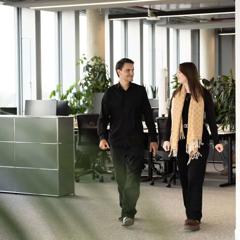 Zwei Teammitglieder gehen über den Recruiting-Floor im Düsseldorfer Büro